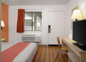 Motel 6 Buena Park, CA - Knotts Berry Farm - Disneyland hotel thumbnail 8