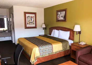 Econo Lodge Oklahoma City Northeast hotel thumbnail 3