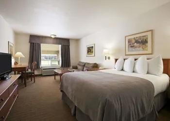 Super 8 by Wyndham Slave Lake AB hotel thumbnail 4