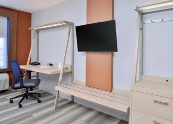 Holiday Inn Express & Suites Farmington Hills - Detroit by IHG hotel thumbnail 2