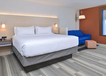 Holiday Inn Express & Suites Farmington Hills - Detroit by IHG hotel thumbnail 3