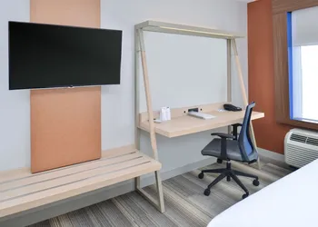 Holiday Inn Express & Suites Farmington Hills - Detroit by IHG hotel thumbnail 5