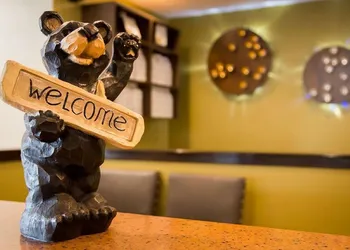 White Pines Inn & Suites hotel thumbnail 2