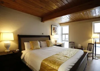 Grizz Hotel hotel thumbnail 4