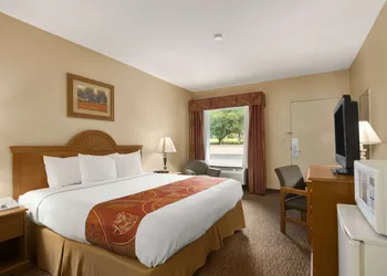 Days Inn by Wyndham Alexander City hotel thumbnail 4