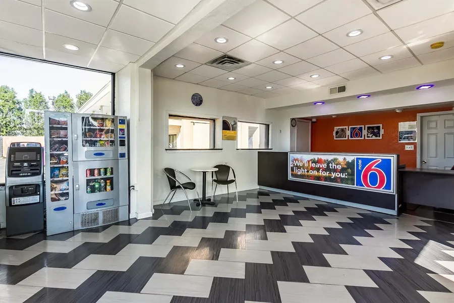 Motel 6 Elizabeth, NJ - Newark Liberty Intl Airport hotel detail image 2