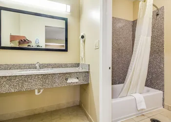 Americas Best Value Inn & Suites Tomball hotel thumbnail 6