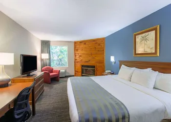 Baymont by Wyndham Bartonsville Poconos hotel thumbnail 6