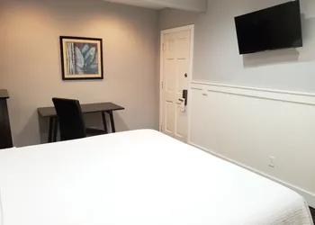 Coronado Island Inn hotel thumbnail 2