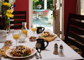 White Oak Manor Bed & Breakfast hotel thumbnail 3