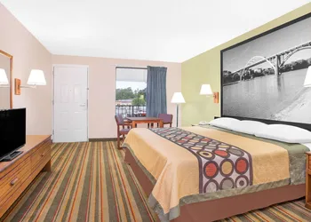 Super 8 by Wyndham Eufaula hotel thumbnail 5