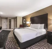 La Quinta Inn & Suites by Wyndham Collinsville - St. Louis hotel detail image 5