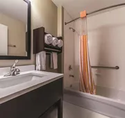 La Quinta Inn & Suites by Wyndham Collinsville - St. Louis hotel detail image 7