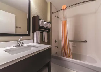 La Quinta Inn & Suites by Wyndham Collinsville - St. Louis hotel thumbnail 7