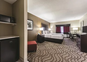 La Quinta Inn & Suites by Wyndham Collinsville - St. Louis hotel thumbnail 8