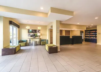La Quinta Inn & Suites by Wyndham Collinsville - St. Louis hotel thumbnail 2