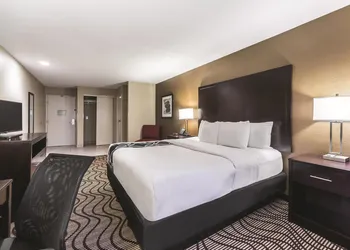 La Quinta Inn & Suites by Wyndham Collinsville - St. Louis hotel thumbnail 5