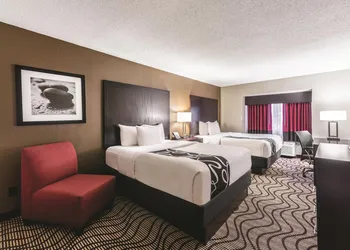 La Quinta Inn & Suites by Wyndham Collinsville - St. Louis hotel thumbnail 6