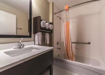 La Quinta Inn & Suites by Wyndham Collinsville - St. Louis hotel thumbnail 7