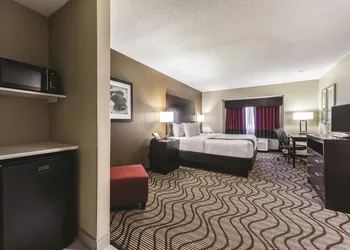 La Quinta Inn & Suites by Wyndham Collinsville - St. Louis hotel thumbnail 8