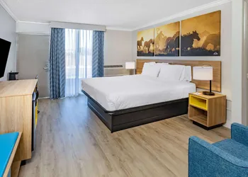 Days Inn by Wyndham Del Rio hotel thumbnail 2