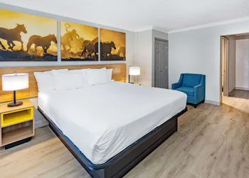 Days Inn by Wyndham Del Rio hotel thumbnail 3