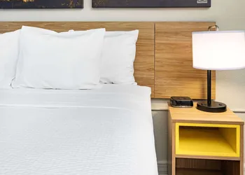 Days Inn by Wyndham Del Rio hotel thumbnail 5