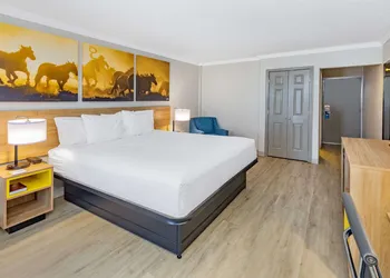 Days Inn by Wyndham Del Rio hotel thumbnail 7