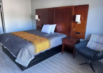 Airport Motor Inn hotel thumbnail 3