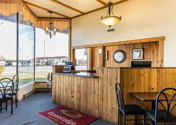 Econo Lodge Inn & Suites Kalispell - Glacier National Park Gateway hotel thumbnail 2