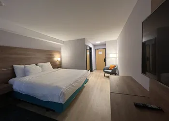 Super 8 by Wyndham Cornwall ON hotel thumbnail 7