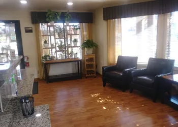 Oakridge Inn & Suites hotel thumbnail 2