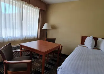 Oakridge Inn & Suites hotel thumbnail 5