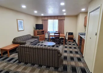 Oakridge Inn & Suites hotel thumbnail 6