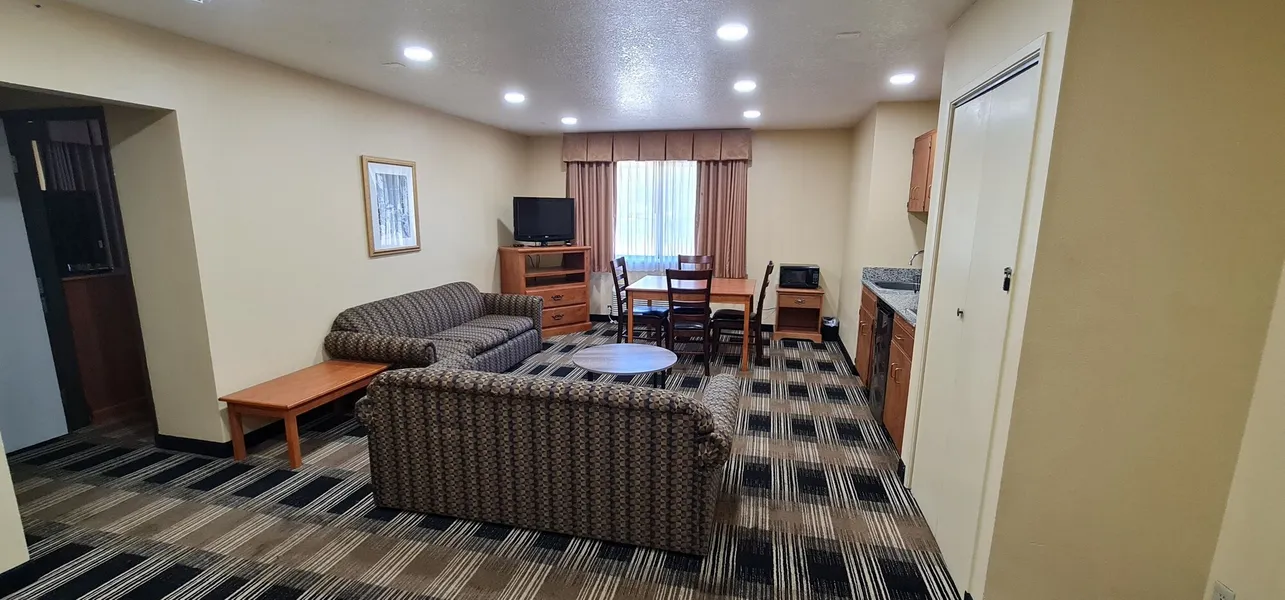 Oakridge Inn & Suites hotel detail image 6