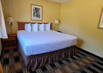 Oakridge Inn & Suites hotel thumbnail 7