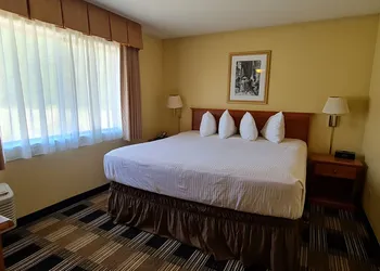 Oakridge Inn & Suites hotel thumbnail 8