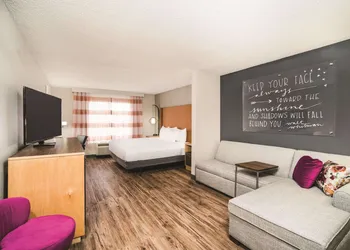 La Quinta Inn & Suites by Wyndham Chattanooga North - Hixson hotel thumbnail 7
