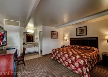 Whispering Palms Inn hotel thumbnail 8