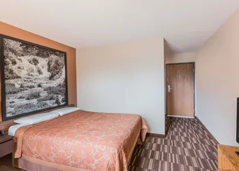 Super 8 by Wyndham Madison hotel thumbnail 4