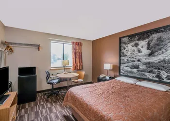 Super 8 by Wyndham Madison hotel thumbnail 5