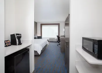 Holiday Inn Express & Suites Great Bend by IHG hotel thumbnail 8
