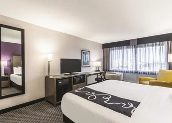 La Quinta Inn & Suites by Wyndham Virginia Beach hotel thumbnail 6
