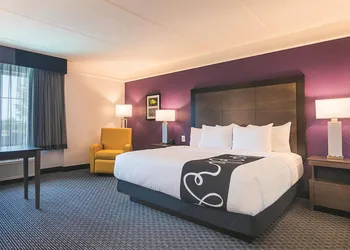 La Quinta Inn & Suites by Wyndham Virginia Beach hotel thumbnail 7