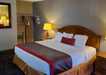 Ramada by Wyndham Barstow hotel thumbnail 4