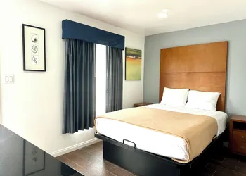 Oceanside Inn & Suites hotel thumbnail 3