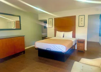 Oceanside Inn & Suites hotel thumbnail 5
