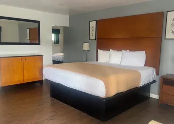 Oceanside Inn & Suites hotel thumbnail 6