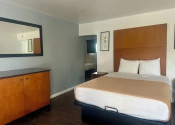 Oceanside Inn & Suites hotel thumbnail 7