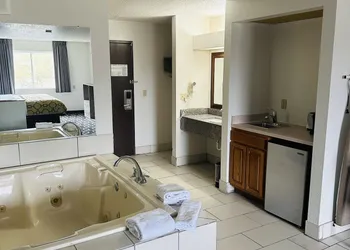Baymont by Wyndham Piqua hotel thumbnail 5